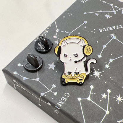 Cute Gaming Cat Lapel Pin – Gift for Gamers and Feline Fans